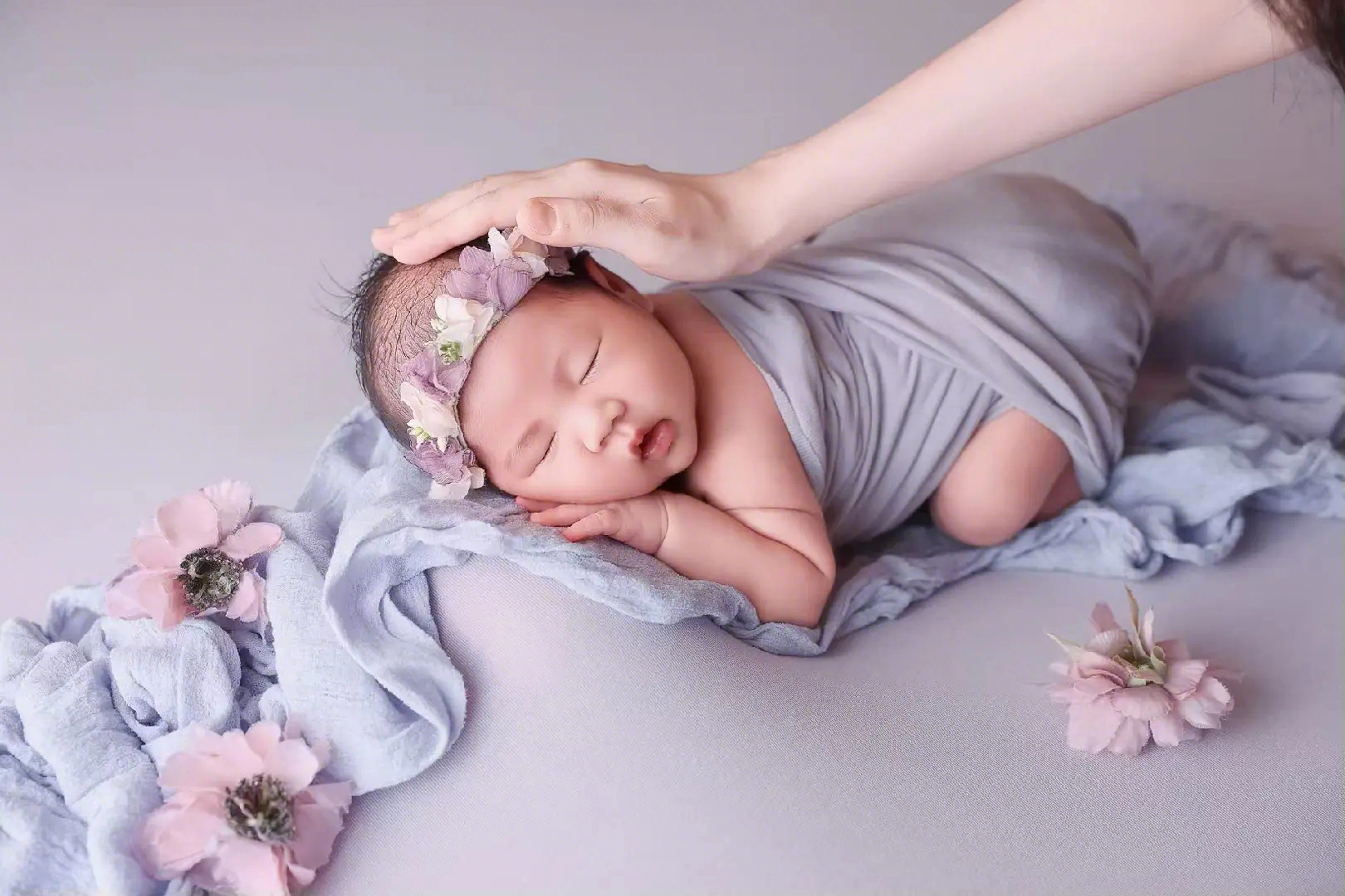 妈妈轻抚熟睡中的糯米